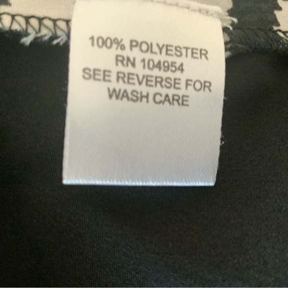 NWOT woman’s black and white top size medium. - Picture 8 of 9